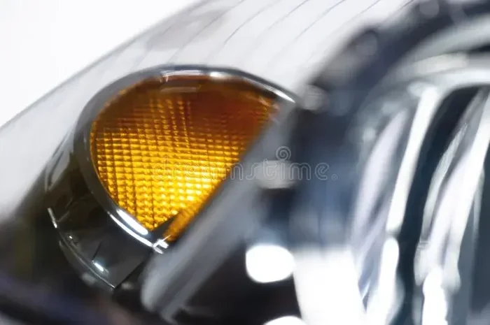 Understanding the Mirror Used in Headlight of a Car